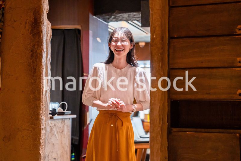 レストランに入店する若い女性