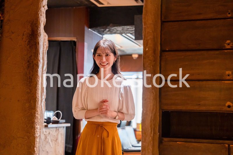 レストランに入店する若い女性