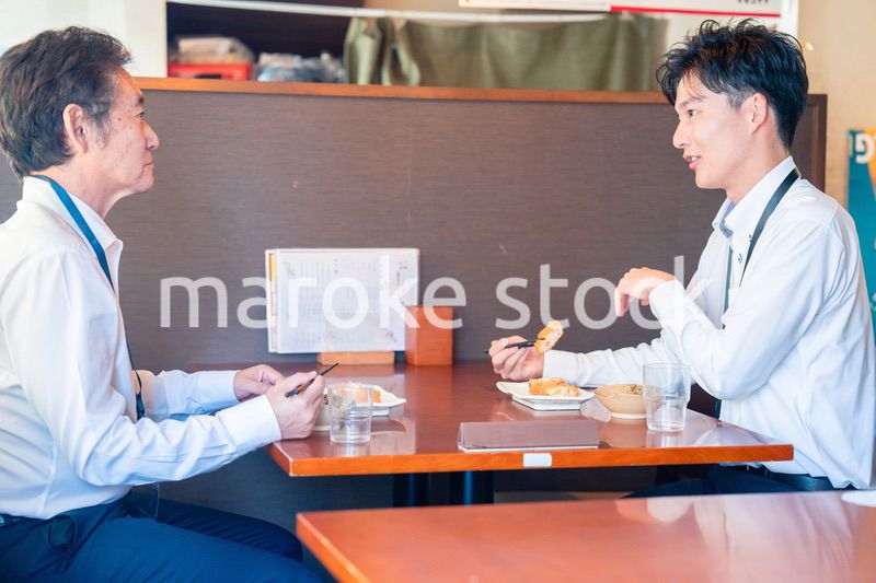 レストランでお昼ごはんを食べる二人のビジネスマン