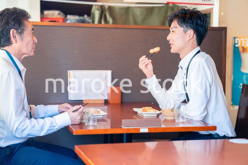 レストランでお昼ごはんを食べる二人のビジネスマン