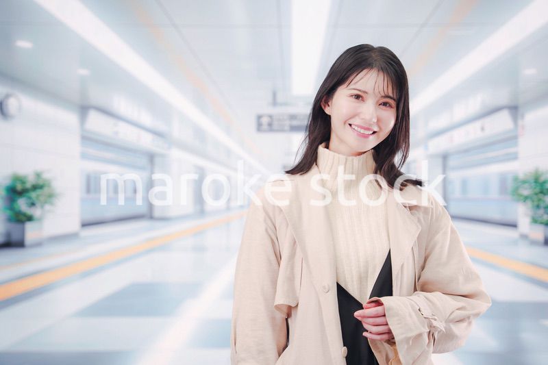 地下鉄でお出かけをする若い女性