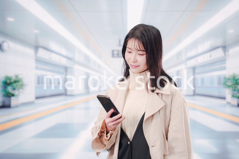 地下鉄でお出かけをする若い女性