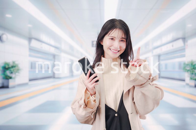 地下鉄でお出かけをする若い女性