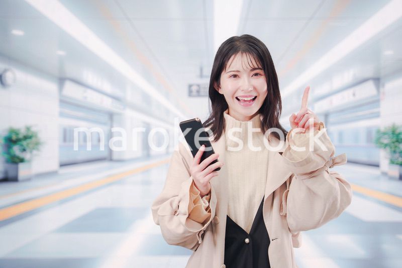 地下鉄でお出かけをする若い女性