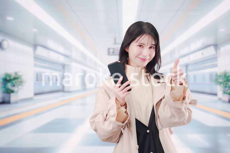 地下鉄でお出かけをする若い女性