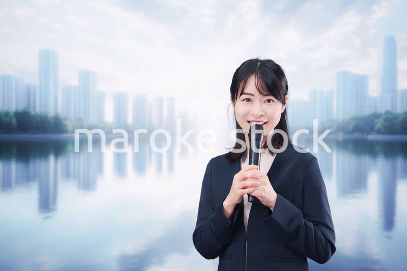 街角でマイクを使って演説をする若い女性