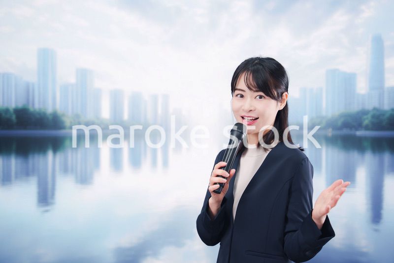 街角でマイクを使って演説をする若い女性