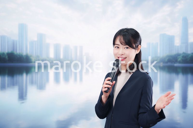 街角でマイクを使って演説をする若い女性