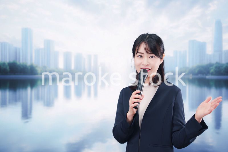 街角でマイクを使って演説をする若い女性