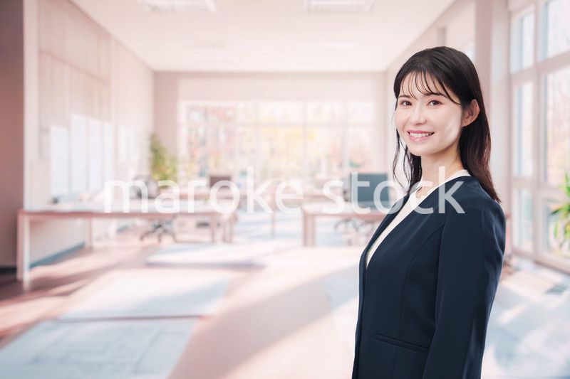笑顔でオフィス勤務をする若い女性