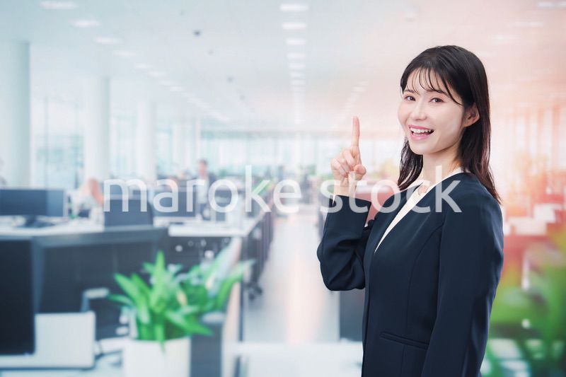 笑顔でオフィス勤務をする若い女性