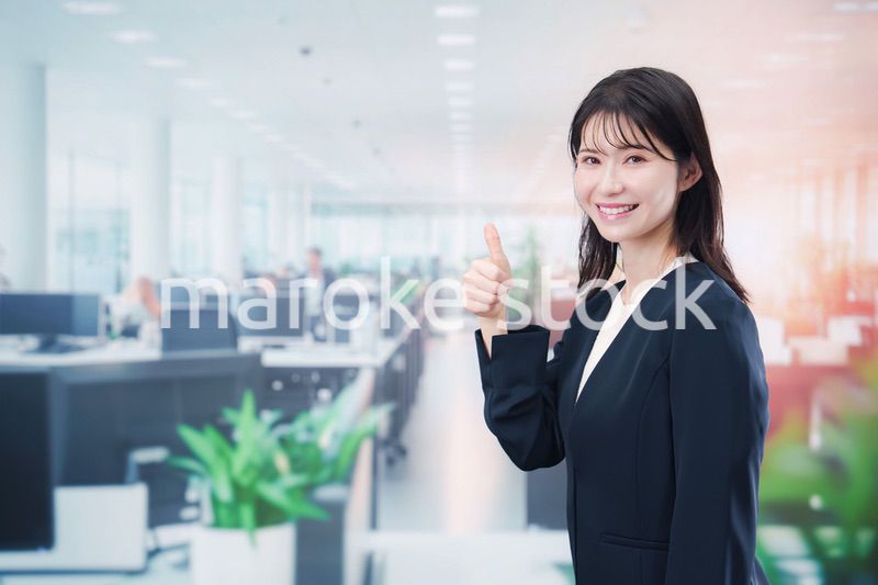 笑顔でオフィス勤務をする若い女性