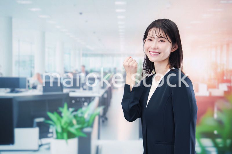 笑顔でオフィス勤務をする若い女性