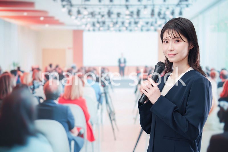 記者会見で質問をする女性の記者