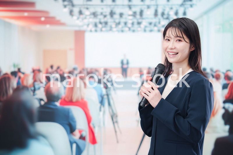 記者会見で質問をする女性の記者