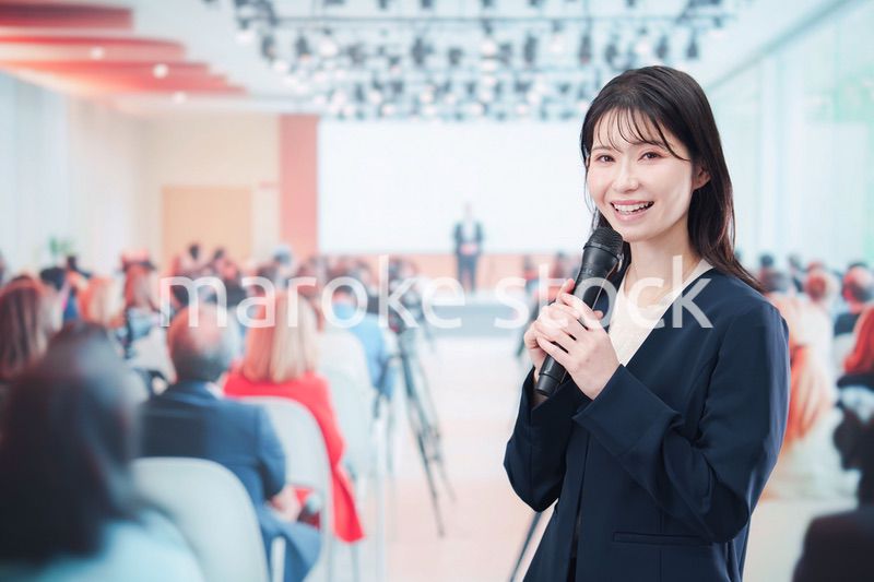 記者会見で質問をする女性の記者