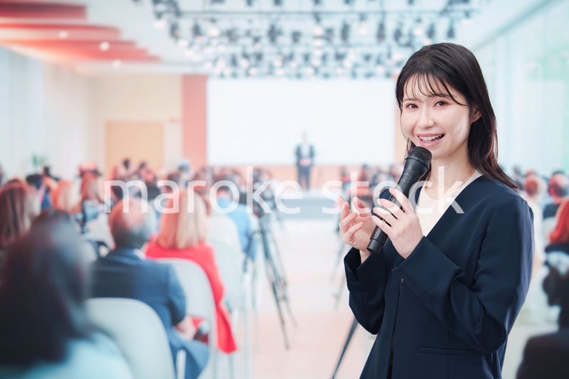 記者会見で質問をする女性の記者