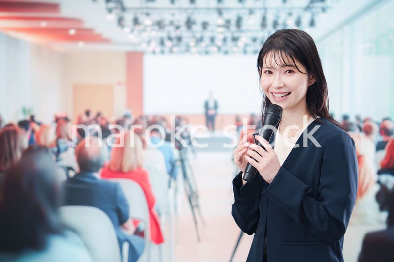 記者会見で質問をする女性の記者