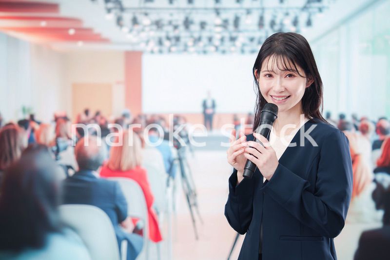 記者会見で質問をする女性の記者