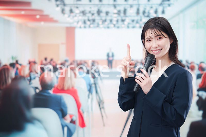 記者会見で質問をする女性の記者