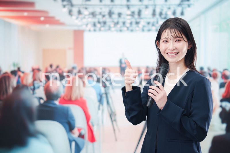 記者会見で質問をする女性の記者