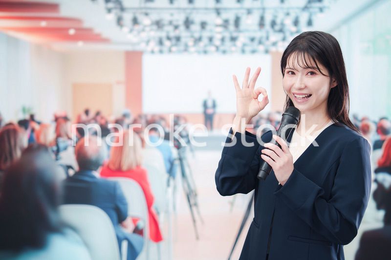 記者会見で質問をする女性の記者