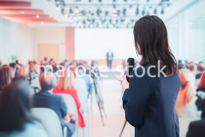 記者会見で質問をする女性の記者