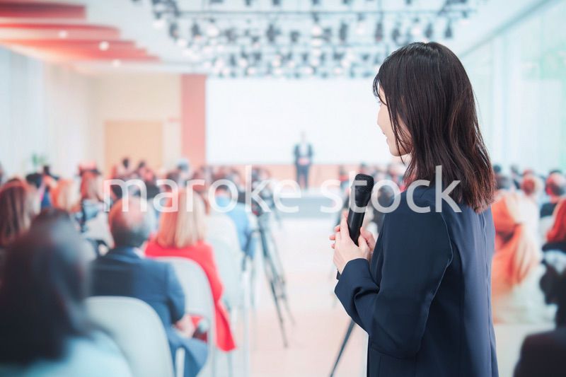 記者会見で質問をする女性の記者