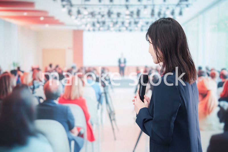 記者会見で質問をする女性の記者