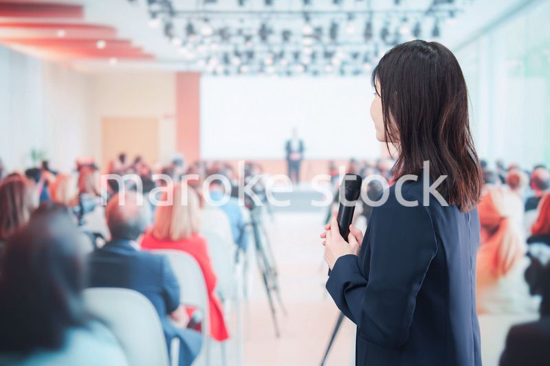 記者会見で質問をする女性の記者