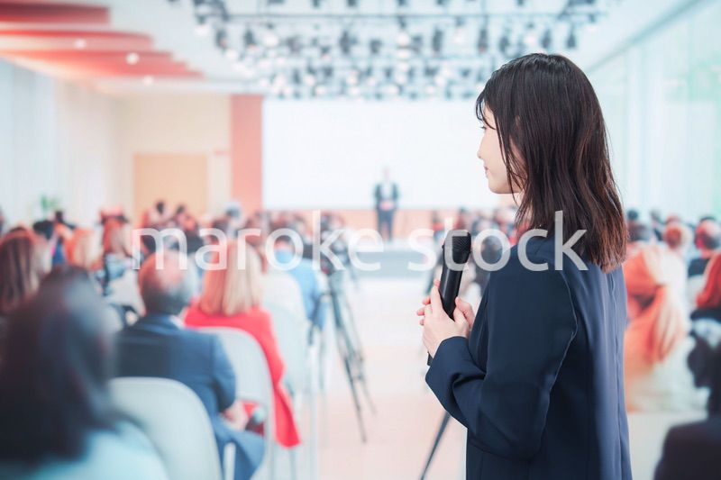 記者会見で質問をする女性の記者