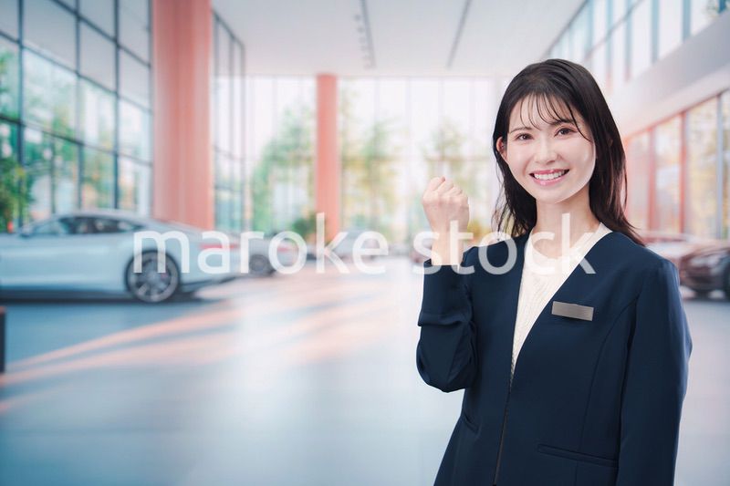 カーディーラーで接客をする若い女性