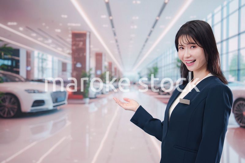 カーディーラーで接客をする若い女性
