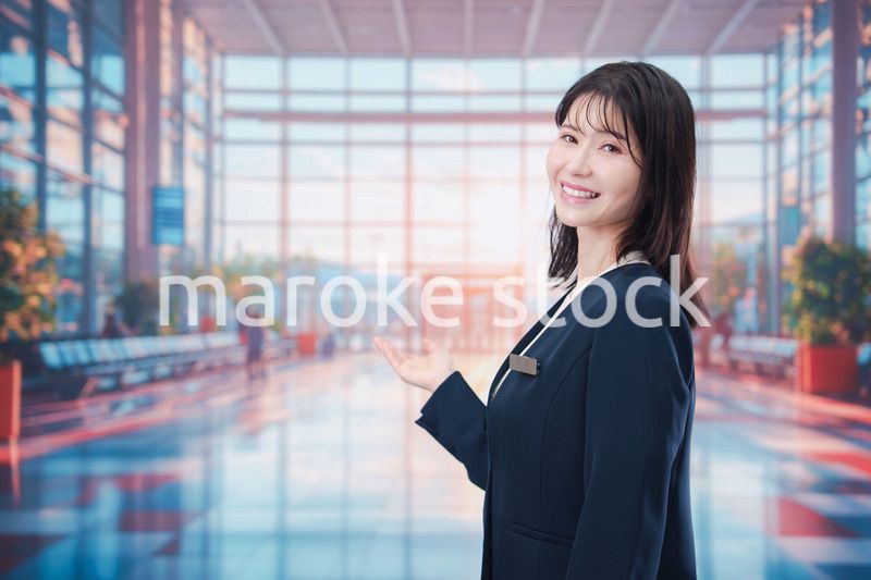 空港で接客をする若い女性スタッフ