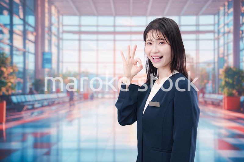空港で接客をする若い女性スタッフ
