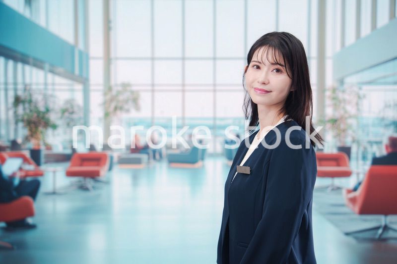 空港で接客をする若い女性スタッフ