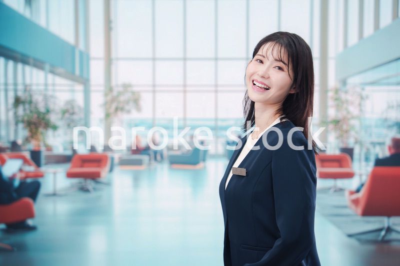 空港で接客をする若い女性スタッフ