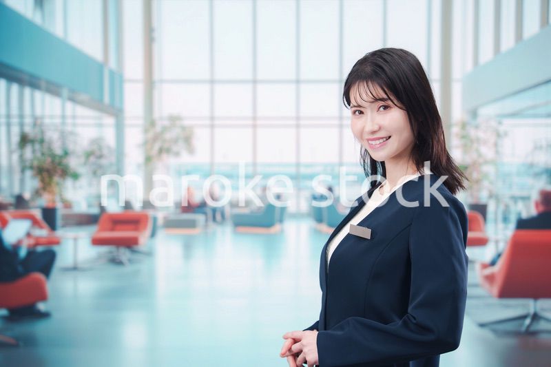 空港で接客をする若い女性スタッフ