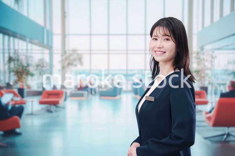 空港で接客をする若い女性スタッフ