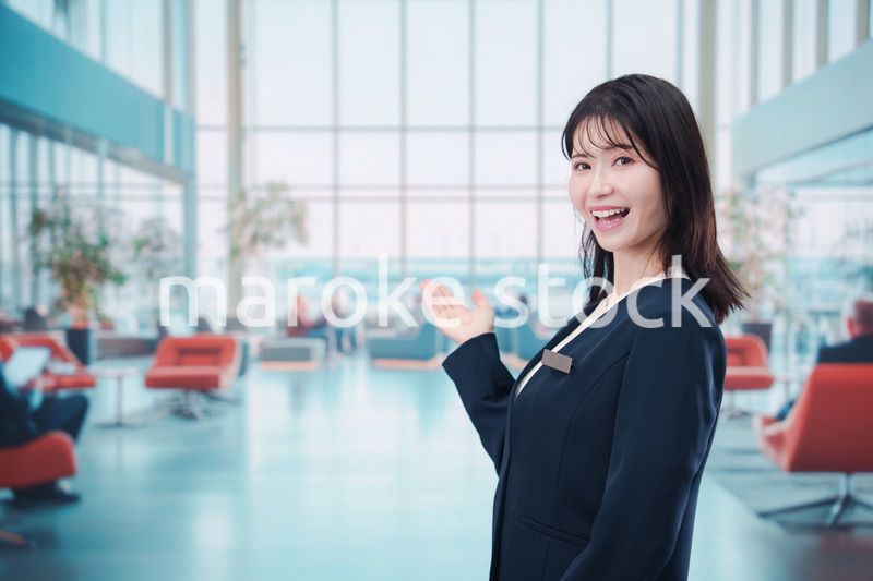 空港で接客をする若い女性スタッフ