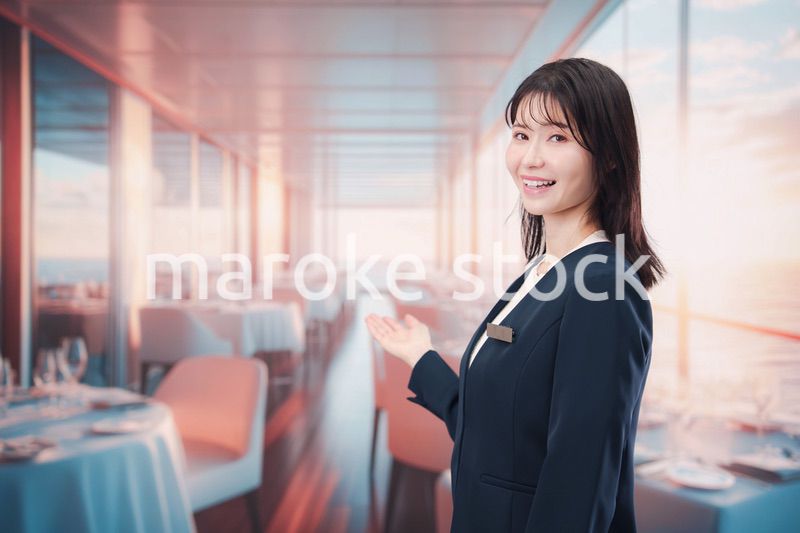 クルーズ船の船内で働く若い女性のクルー