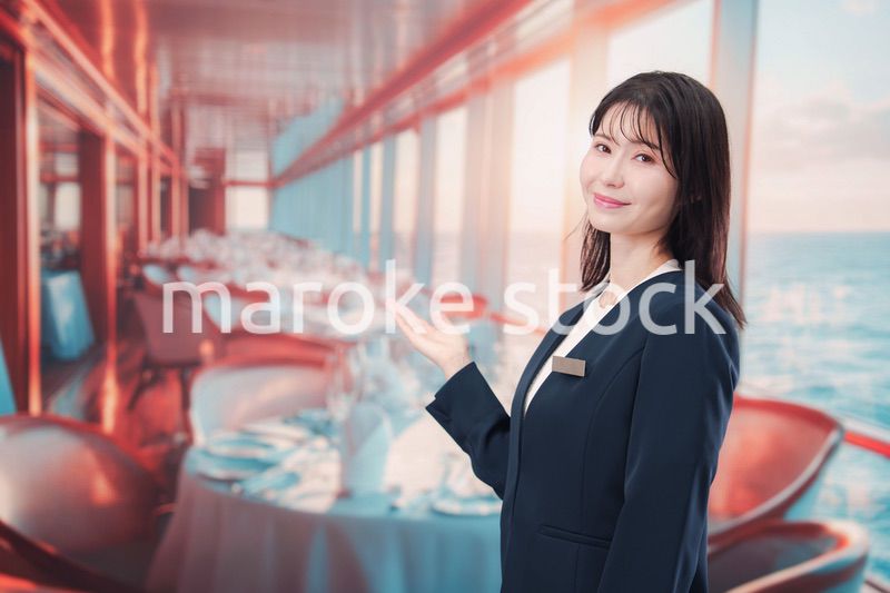 クルーズ船の船内で働く若い女性のクルー