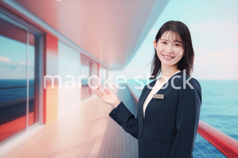 クルーズ船の船内で働く若い女性のクルー