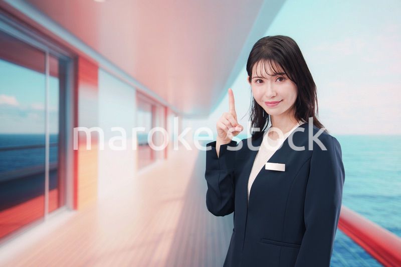 クルーズ船の船内で働く若い女性のクルー