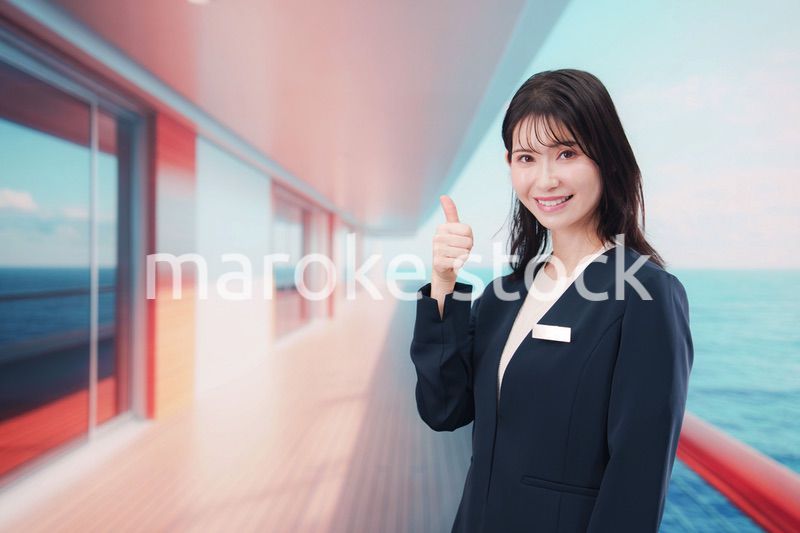 クルーズ船の船内で働く若い女性のクルー