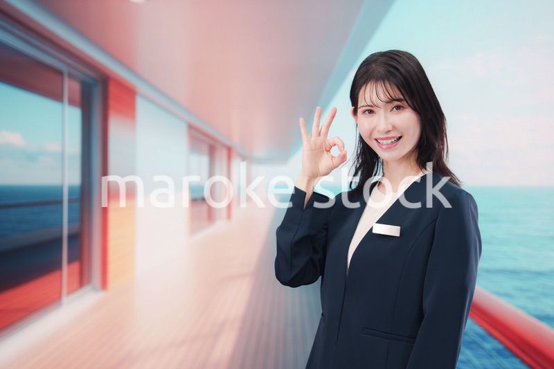 クルーズ船の船内で働く若い女性のクルー