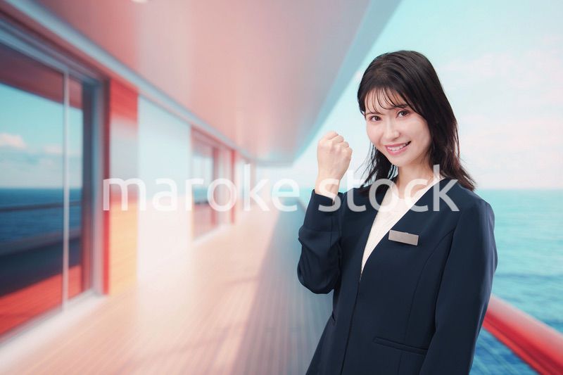 クルーズ船の船内で働く若い女性のクルー