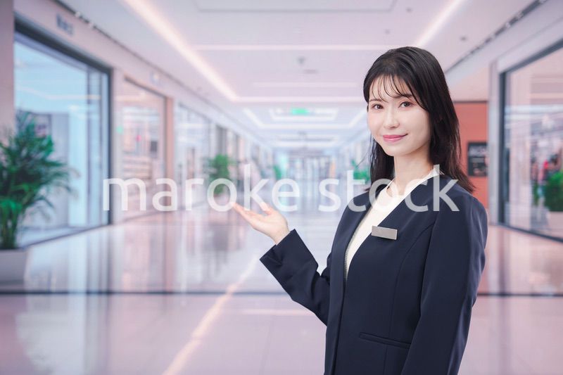 ショッピングモールで案内をするスタッフの女性