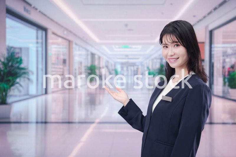 ショッピングモールで案内をするスタッフの女性
