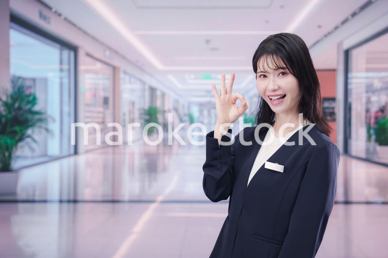 ショッピングモールで案内をするスタッフの女性